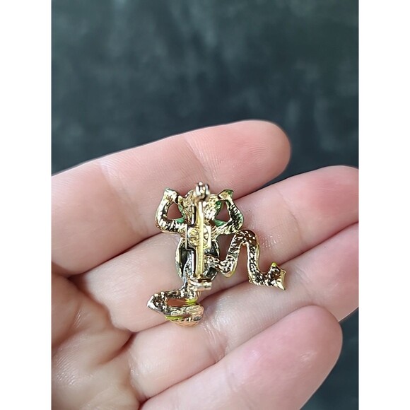 Frog Shaped Enamel and Rhinestone Gold Tone Brooch Articulated Vintage - Picture 7 of 10